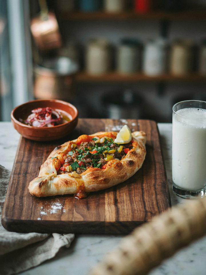 Пиде с мясным фаршем (Kıymalı pide)