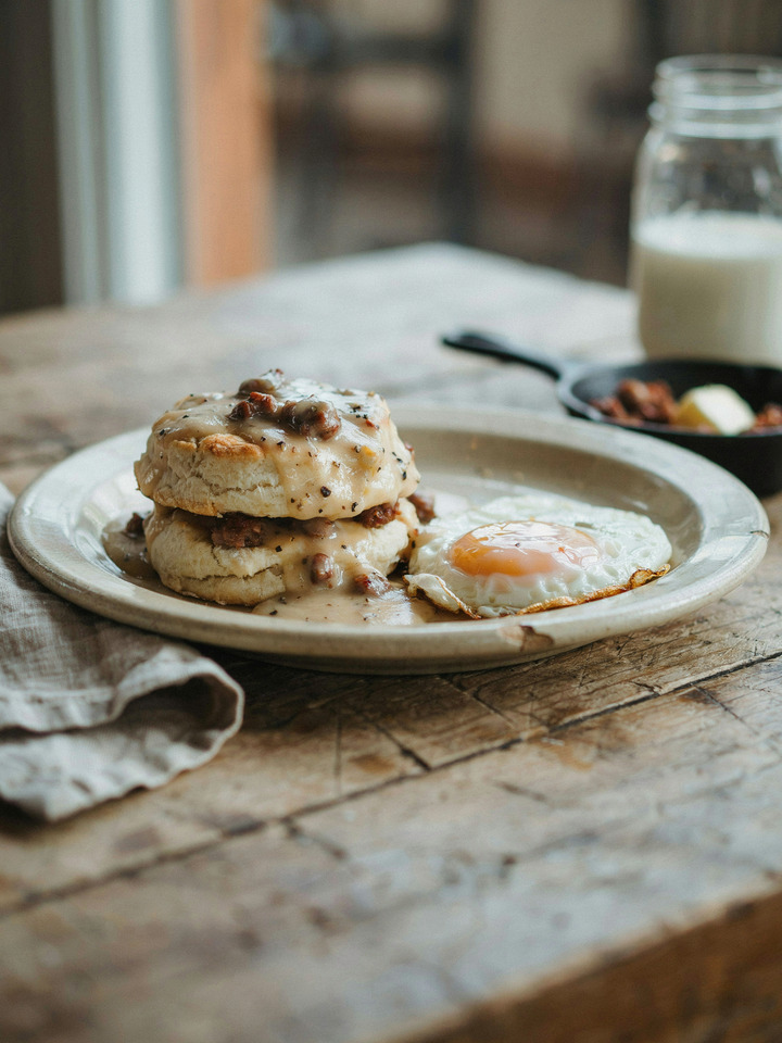 Бисквиты на пахте с подливкой (Biscuits and gravy)