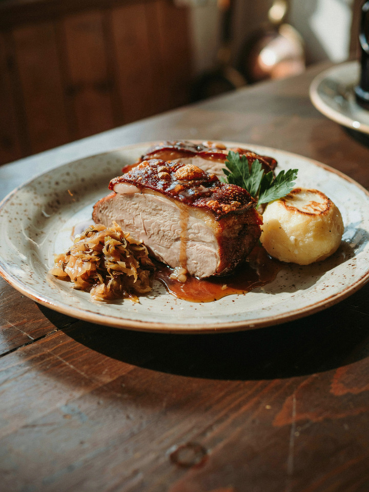 Свиное жаркое с тёмным соусом (Schweinebraten)