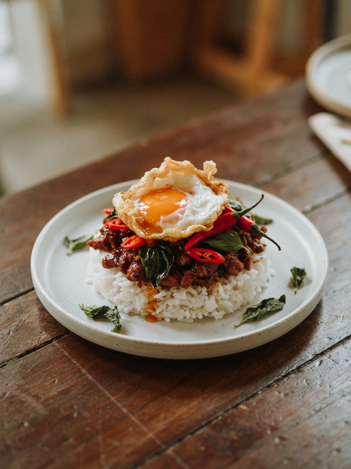 Курица с базиликом (Pad krapow gai)