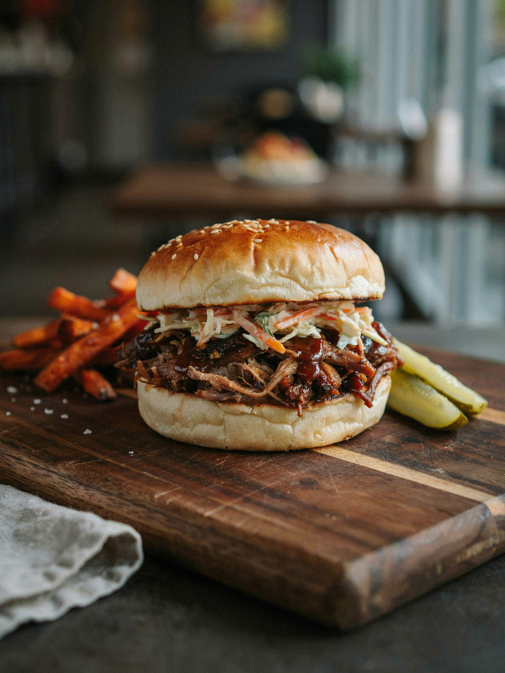 Рваная свинина барбекю на булочке (Pulled pork)