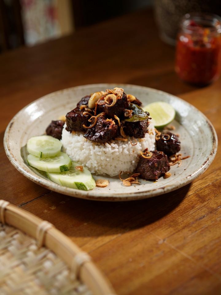 Говядина в соусе семур (Semur daging)