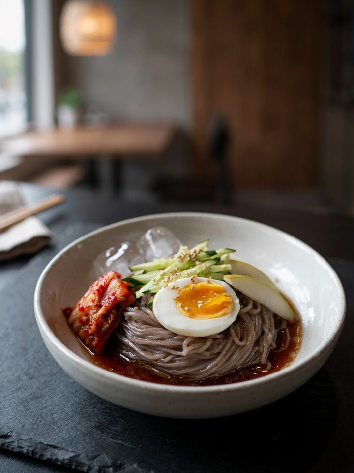Острая холодная лапша пибим нэнмён (Bibim naengmyeon)