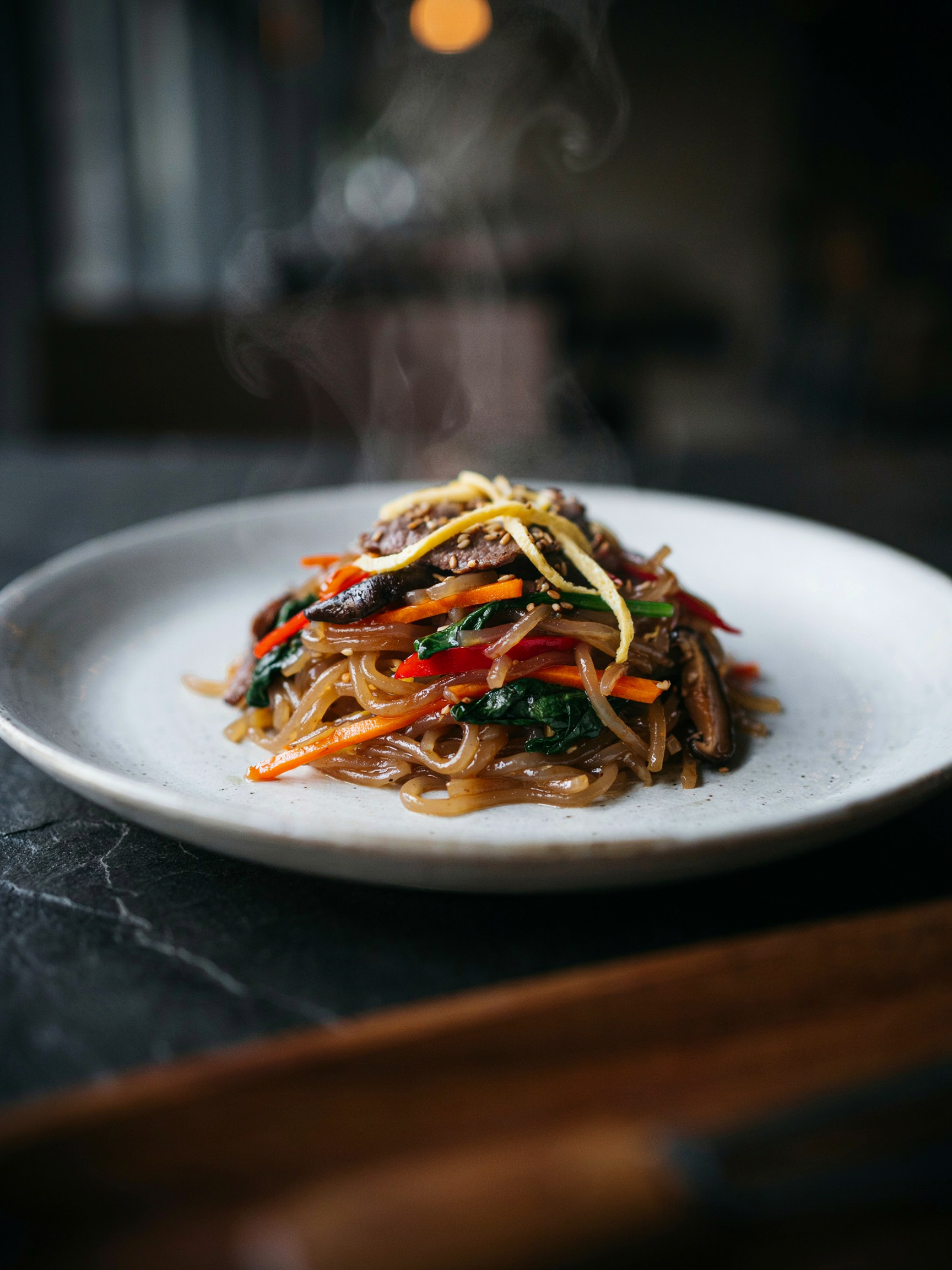 Стеклянная лапша с овощами чапче (Japchae)