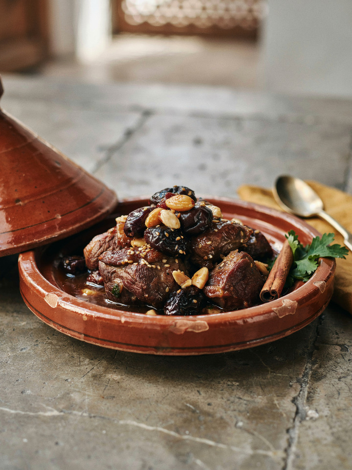 Тажин с бараниной, черносливом и миндалём (Tagine lahm bel berkok)