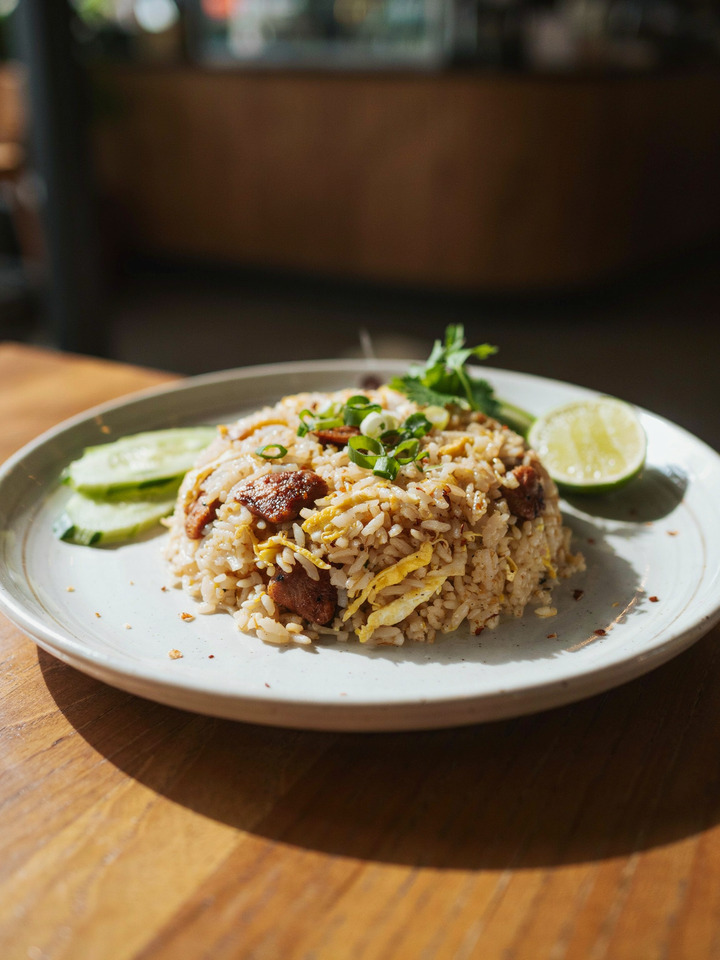 Жареный рис с курицей (Khao pad gai)
