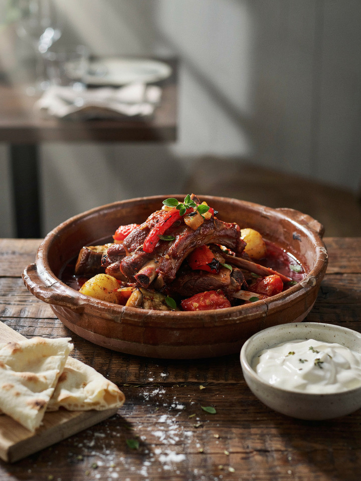 Бараньи рёбра с овощами в горшочке (Etli güveç)